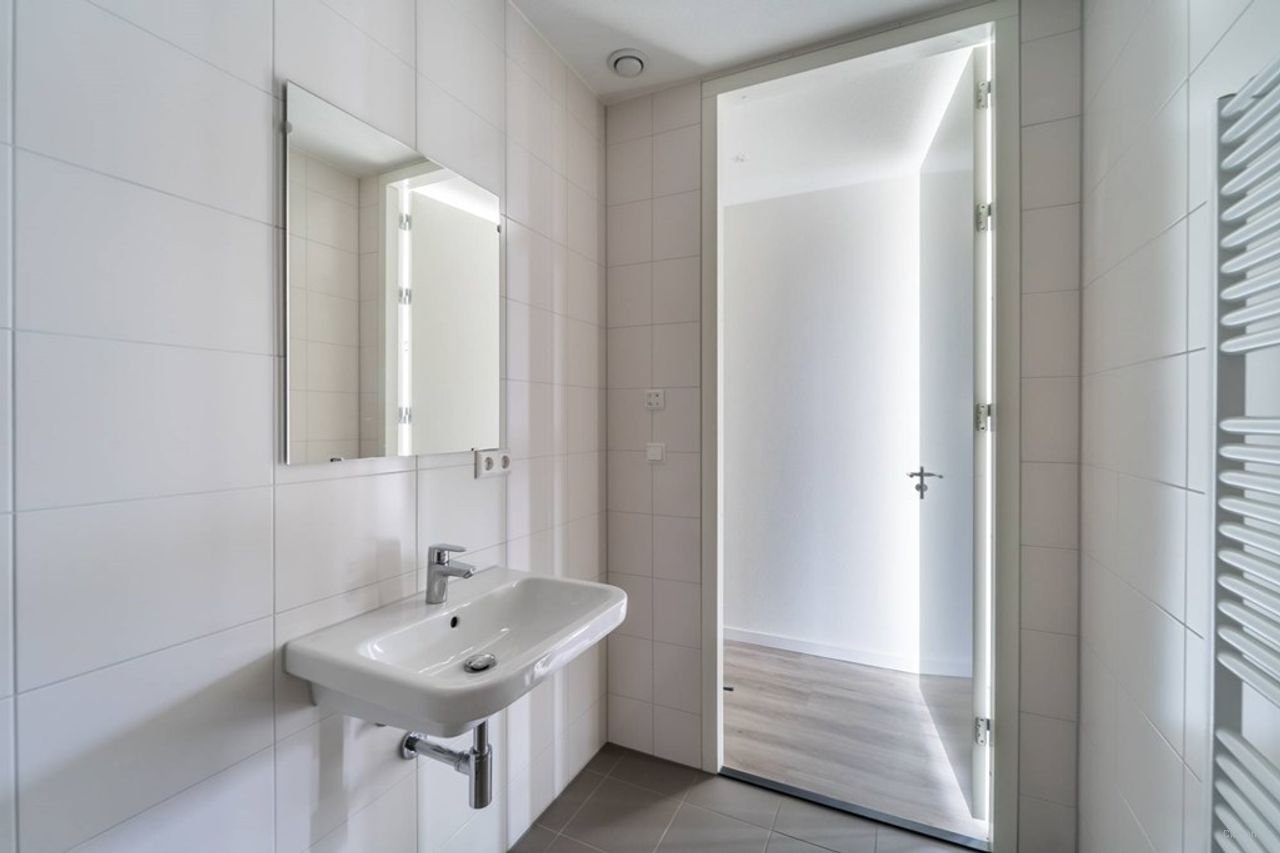 Bright 2-bedroom apartment with west-facing balcony - Image 22