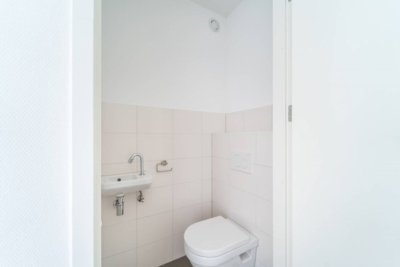 Bright 2-bedroom apartment with west-facing balcony - Image 25