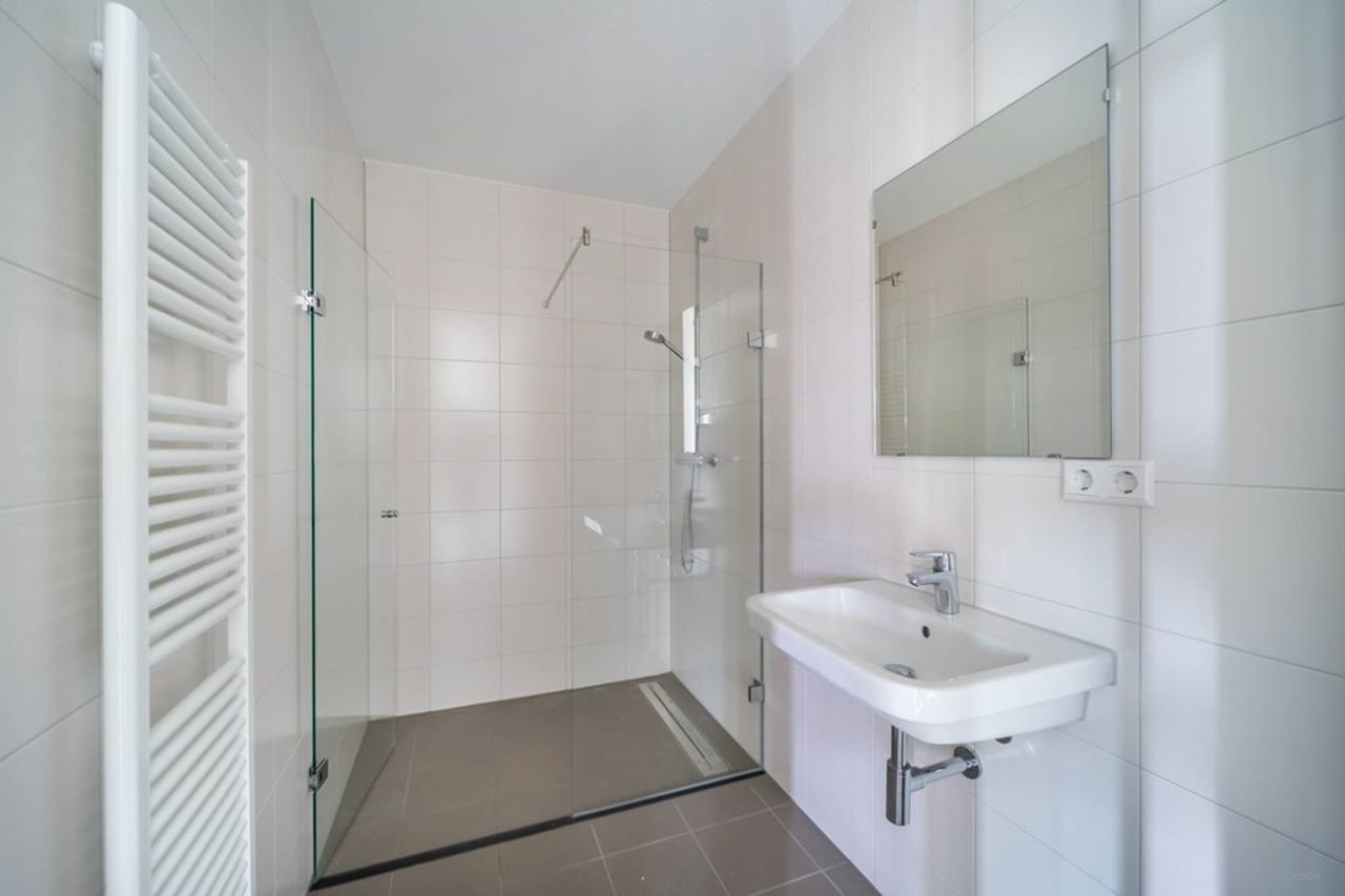 Bright 2-bedroom apartment with west-facing balcony - Image 21