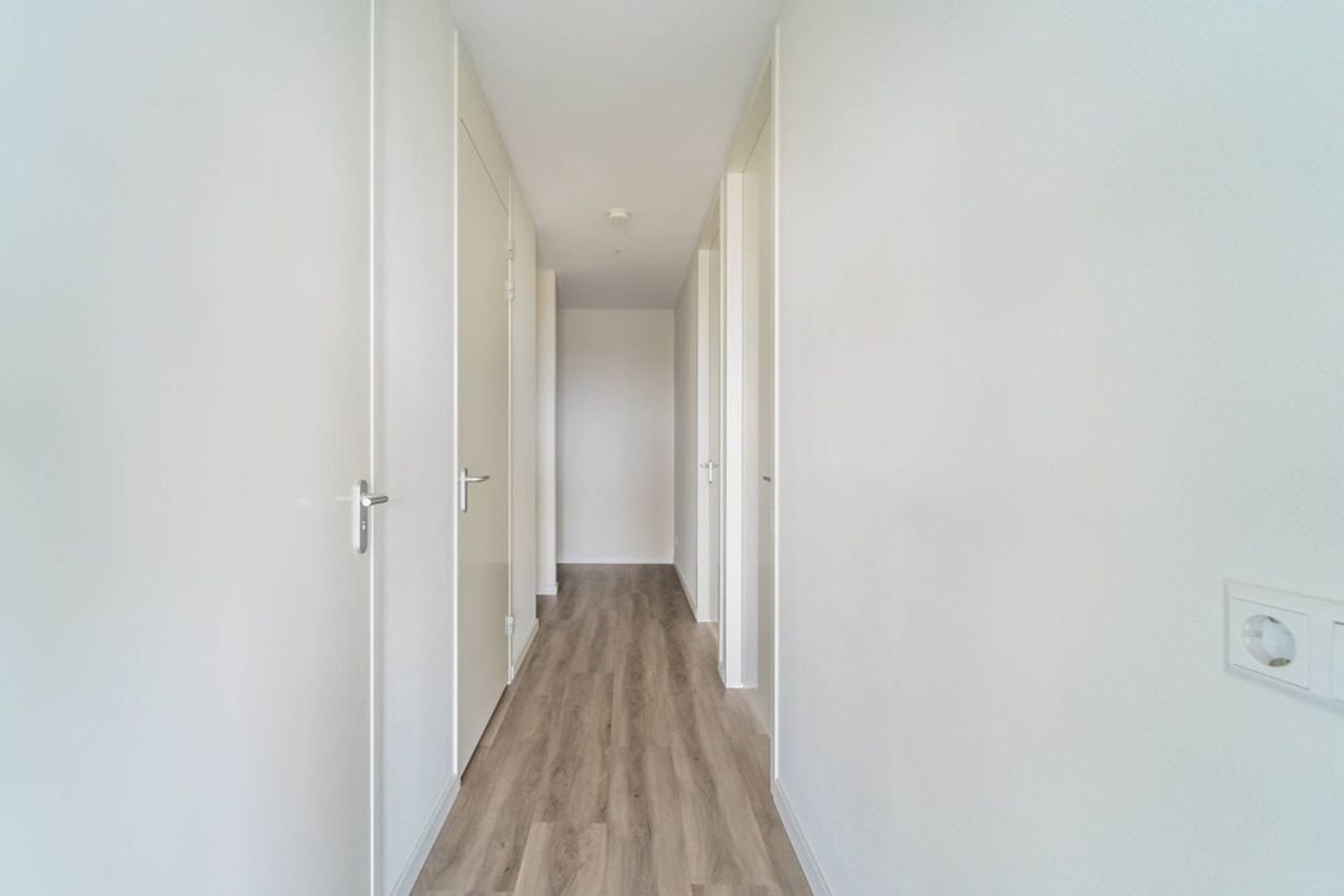 Bright 2-bedroom apartment with west-facing balcony - Image 18