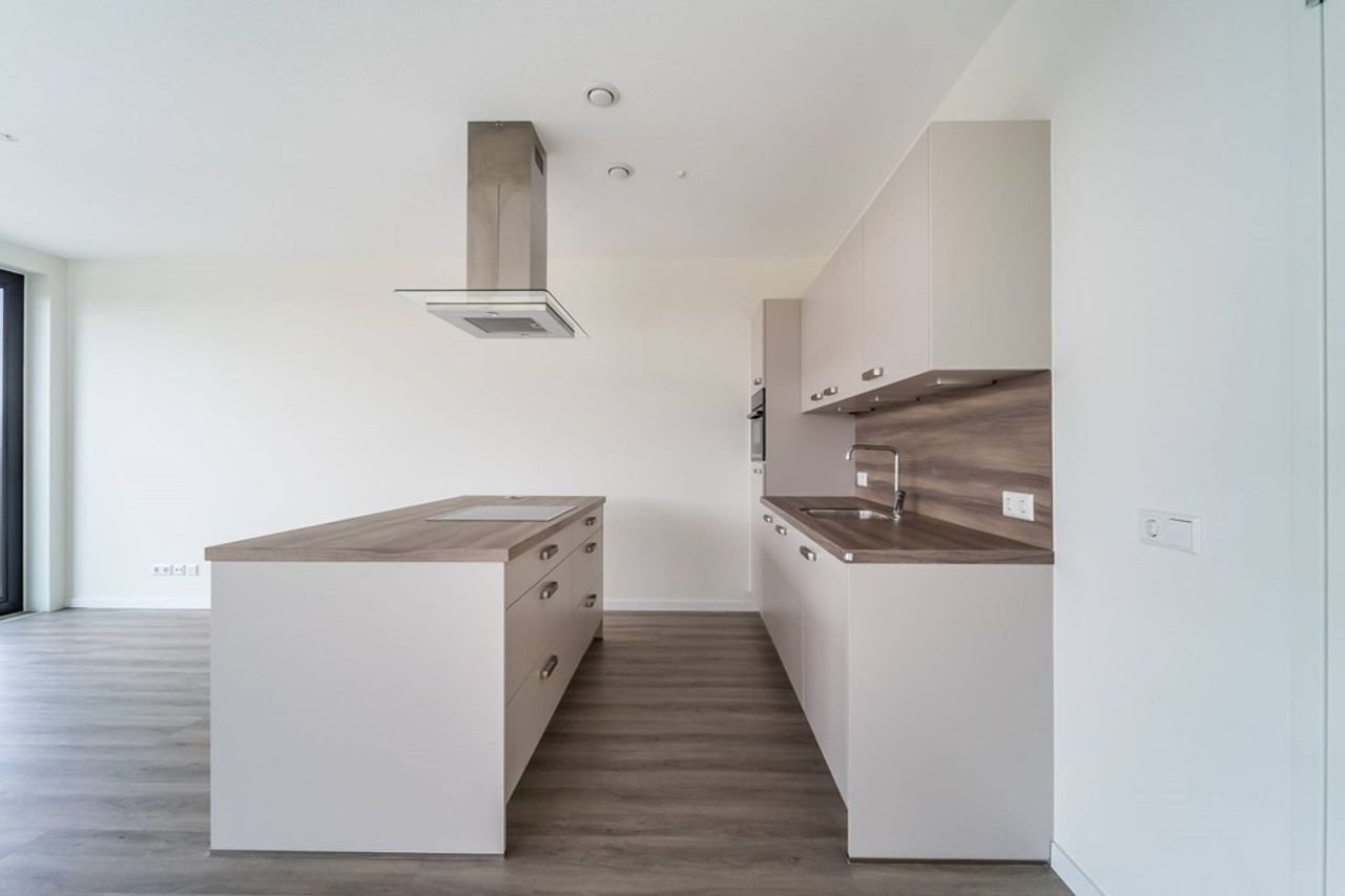 Bright 2-bedroom apartment with west-facing balcony - Image 5