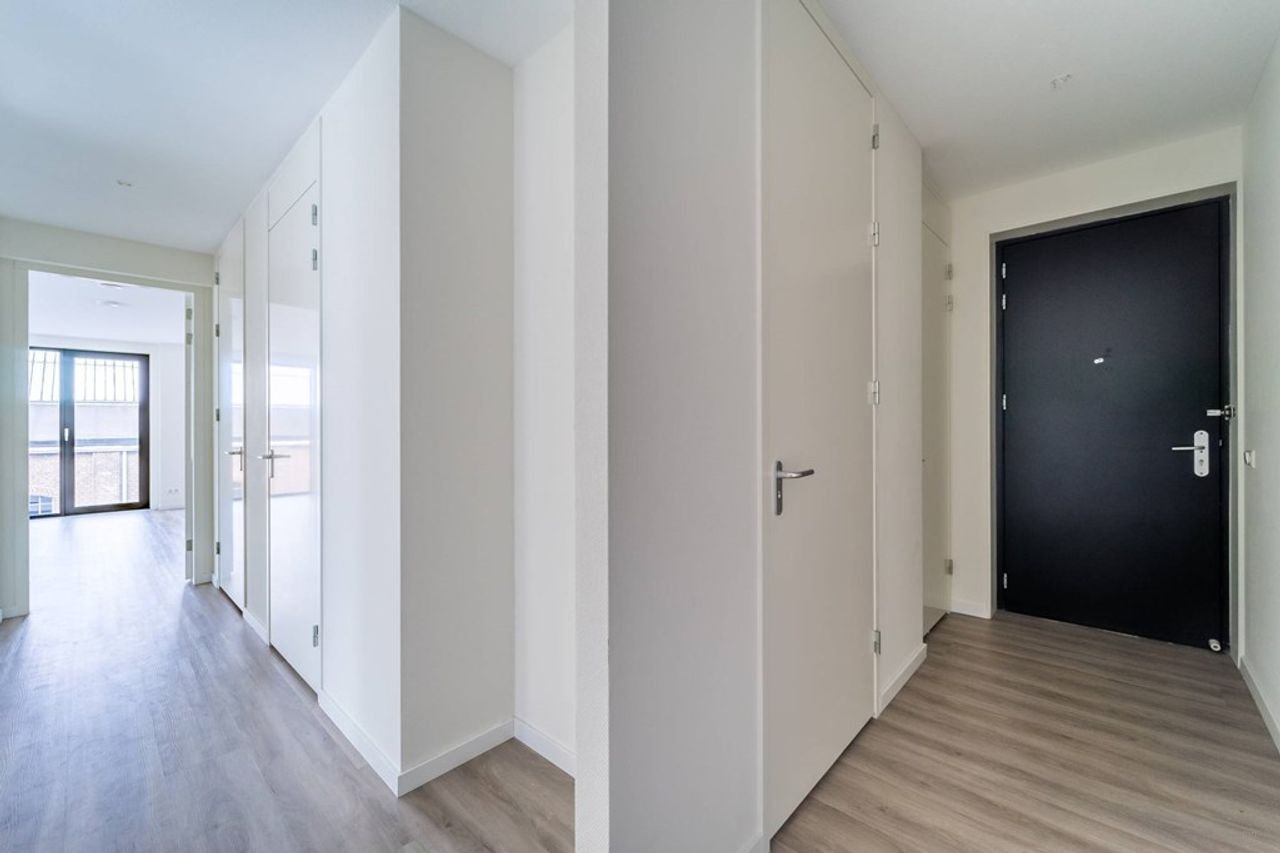 Bright 2-bedroom apartment with west-facing balcony - Image 4