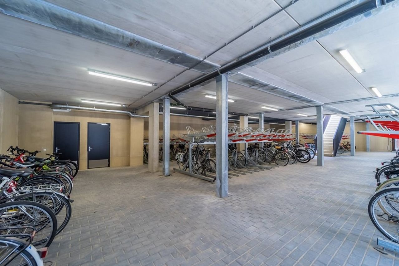 Bright 2-bedroom apartment with west-facing balcony - Image 31