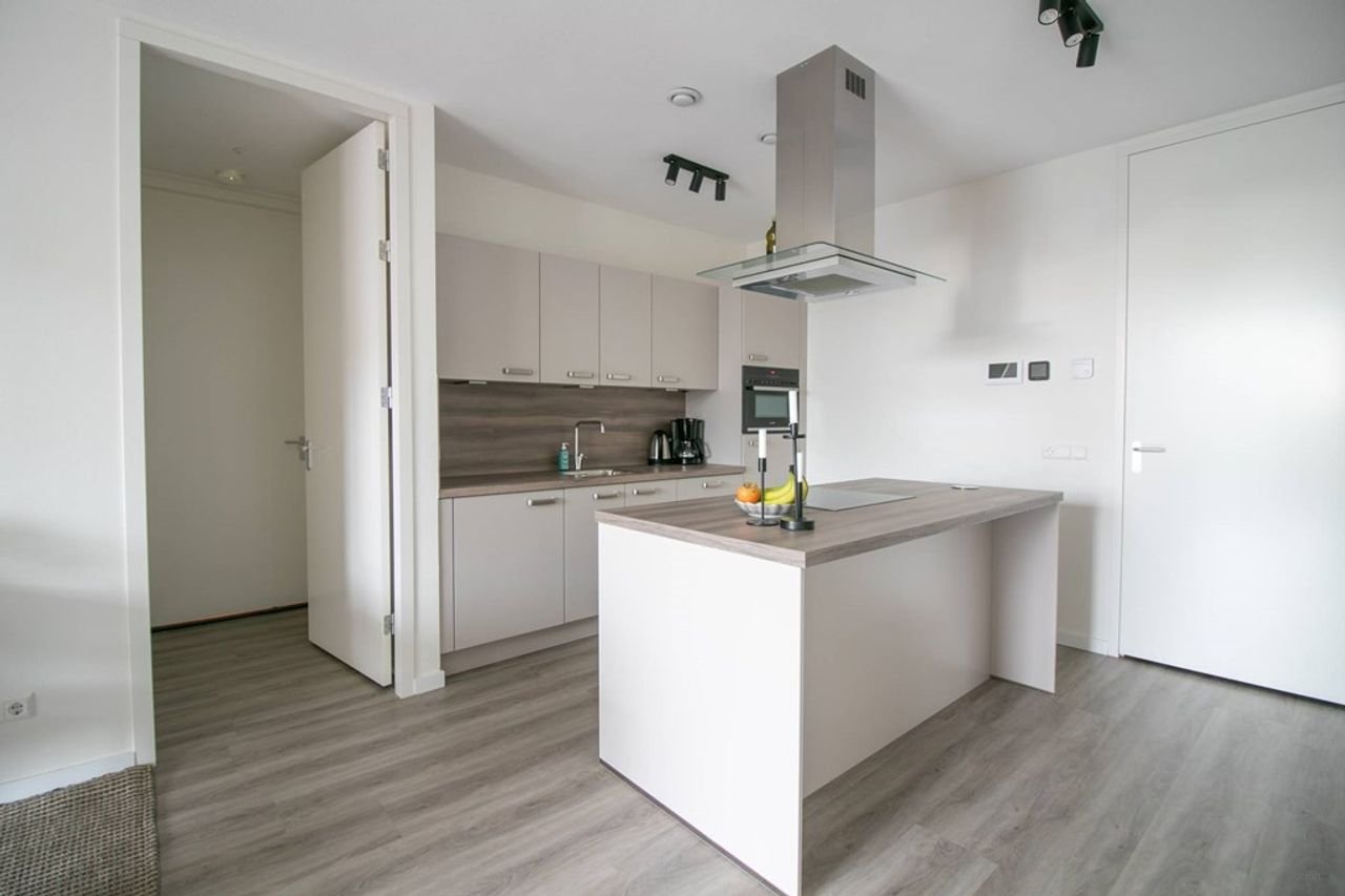 Bright 2-bedroom apartment on Oostenburg - Image 1