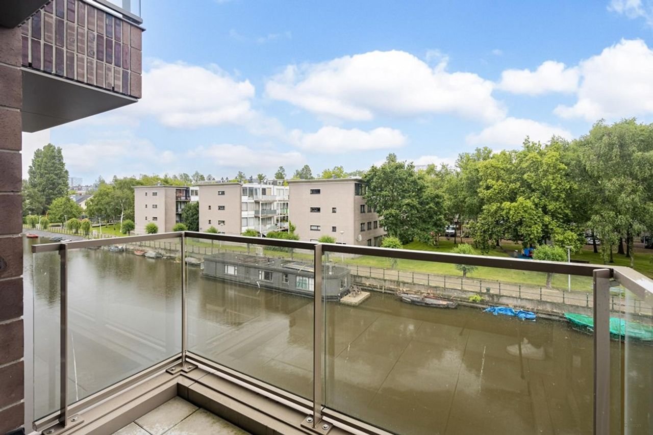 Bright apartment with balcony in Oostenburg - Image 9