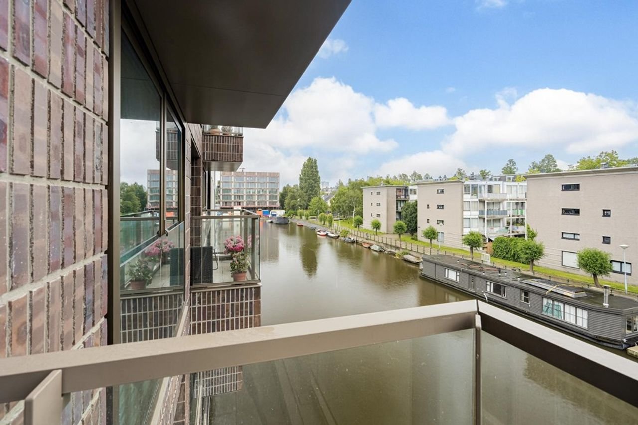 Bright apartment with balcony in Oostenburg - Image 8