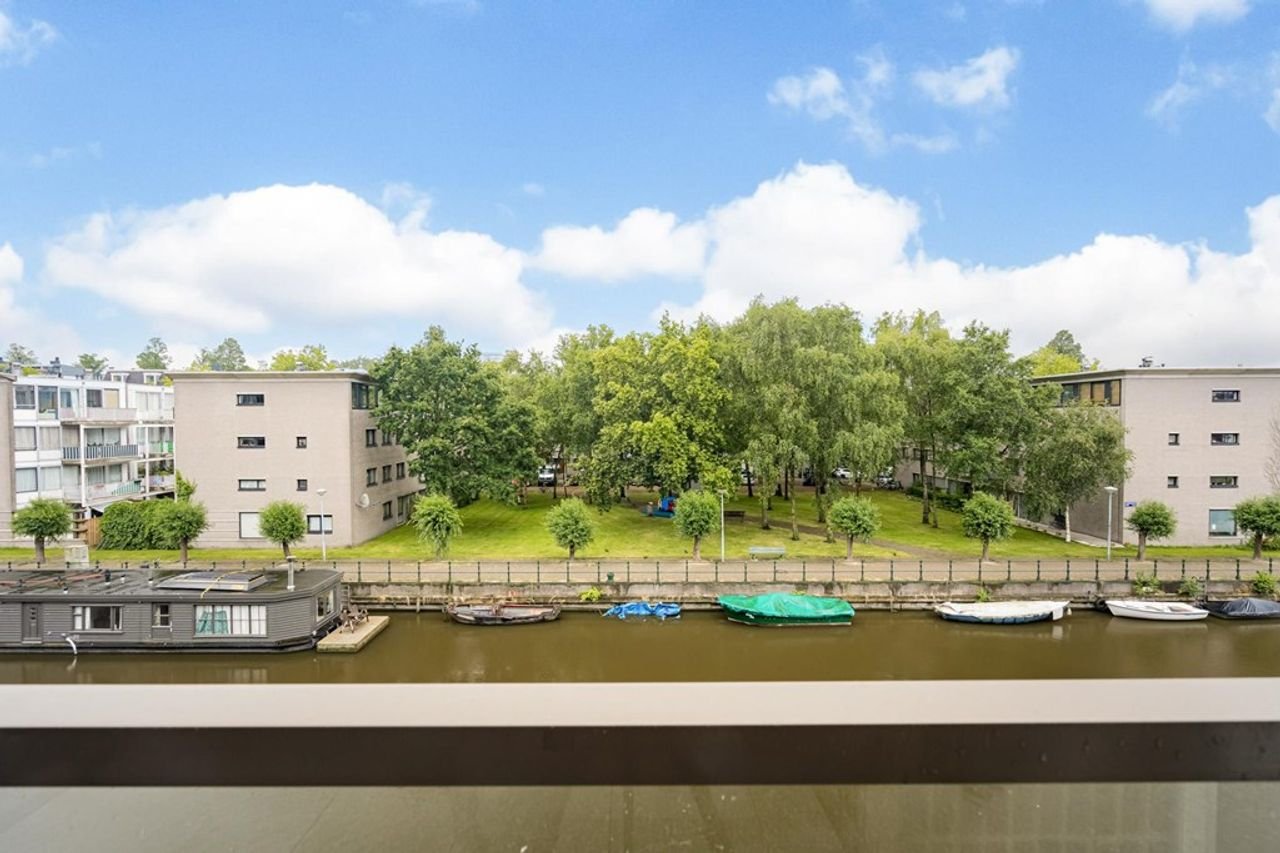 Bright apartment with balcony in Oostenburg - Image 7