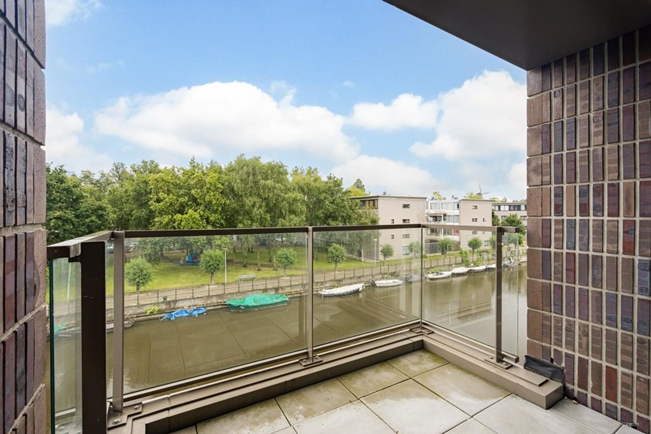 Bright apartment with balcony in Oostenburg - Image 5