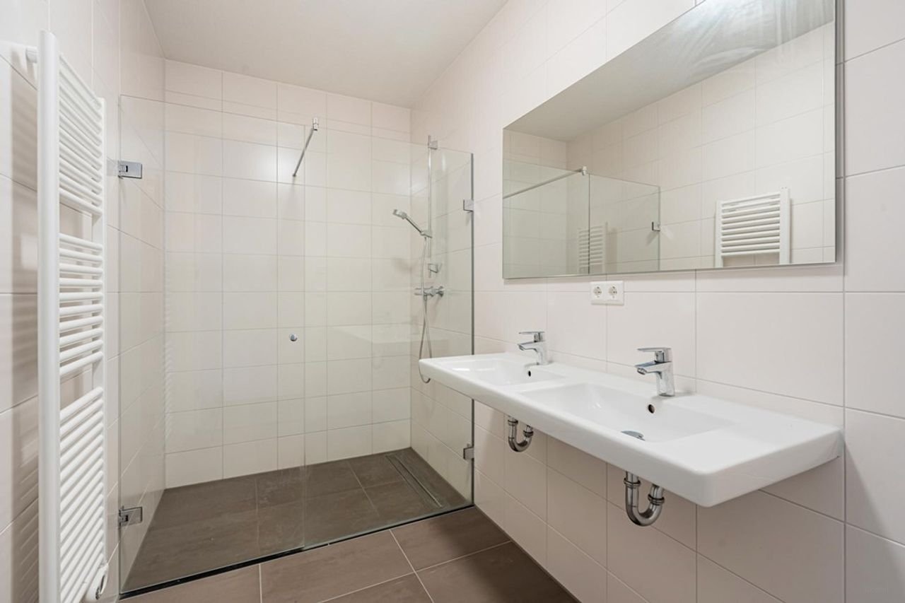 Bright apartment with balcony in Oostenburg - Image 14