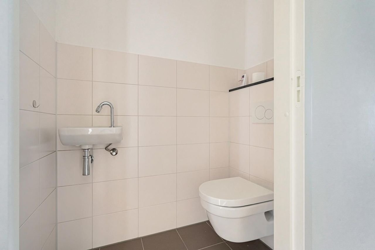 Bright apartment with balcony in Oostenburg - Image 12