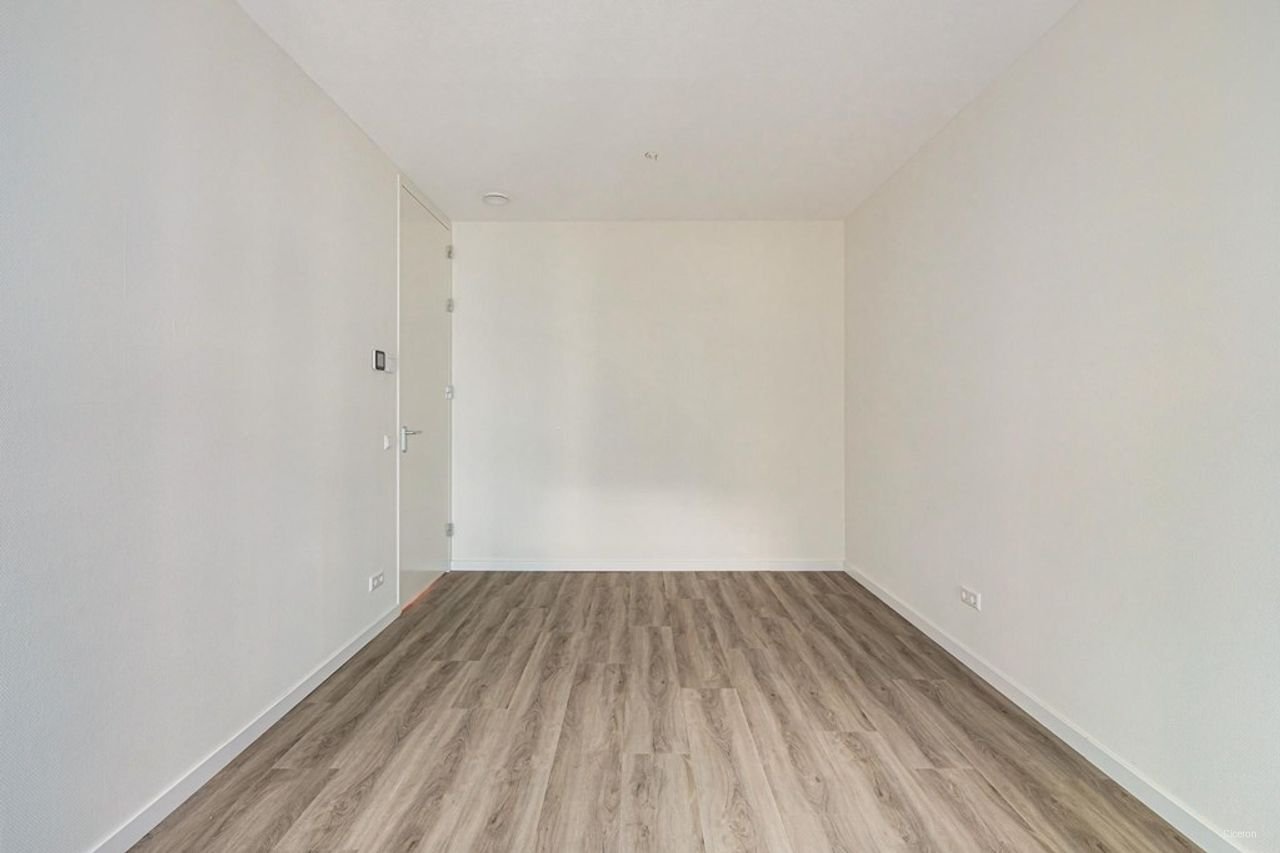 Bright apartment with balcony in Oostenburg - Image 17