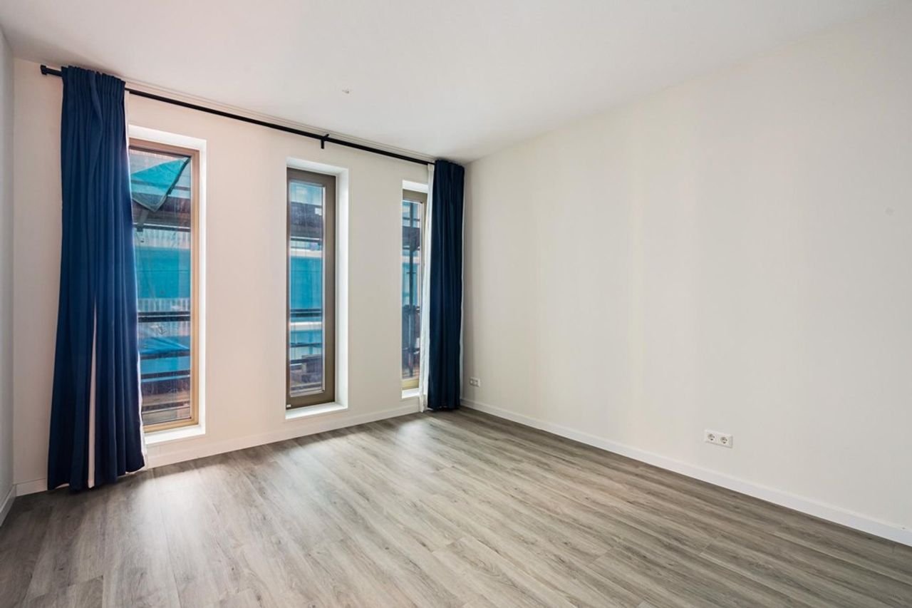 Bright apartment with balcony in Oostenburg - Image 18