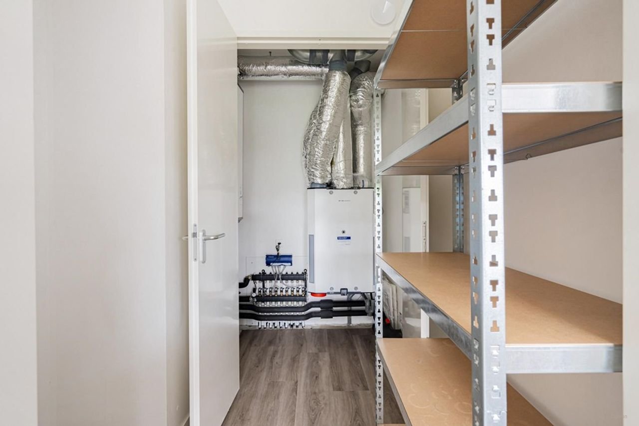 Bright apartment with balcony in Oostenburg - Image 21