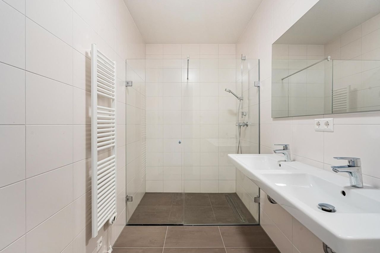 Bright apartment with balcony in Oostenburg - Image 13