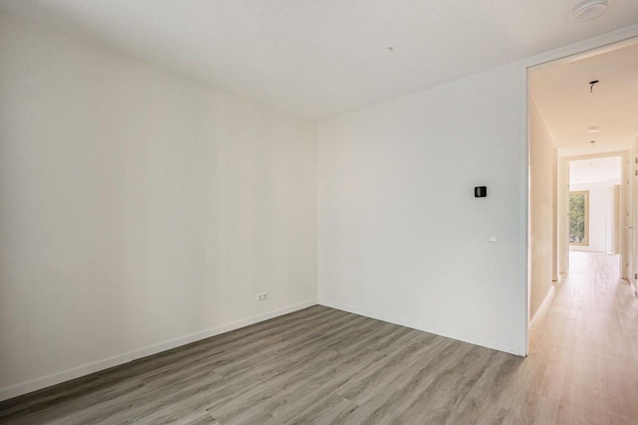 Bright apartment with balcony in Oostenburg - Image 19