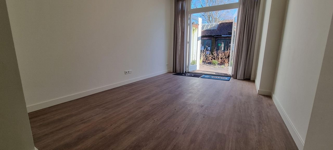 Renovated townhouse with garden in the city center - Image 12