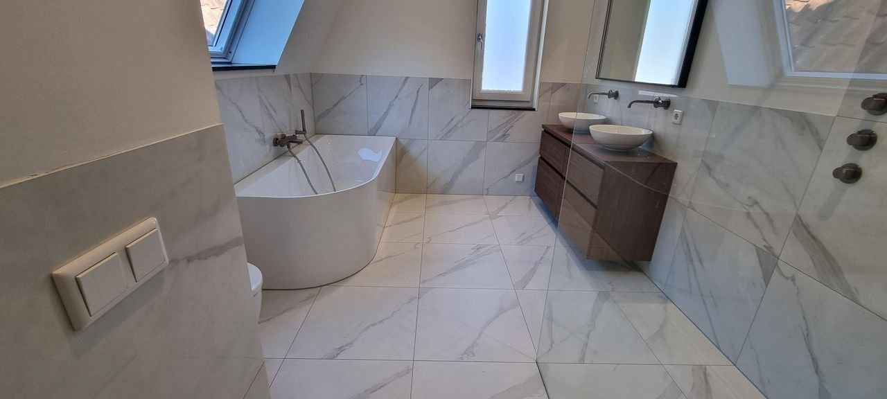 Renovated townhouse with garden in the city center - Image 24