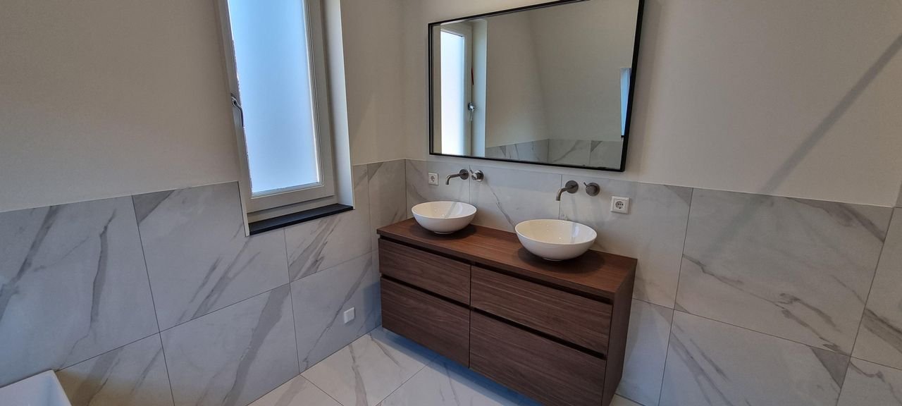 Renovated townhouse with garden in the city center - Image 26