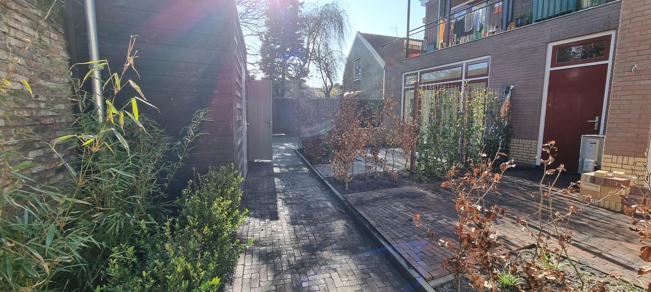 Renovated townhouse with garden in the city center - Image 16