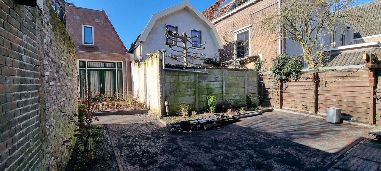 Renovated townhouse with garden in the city center - Image 9