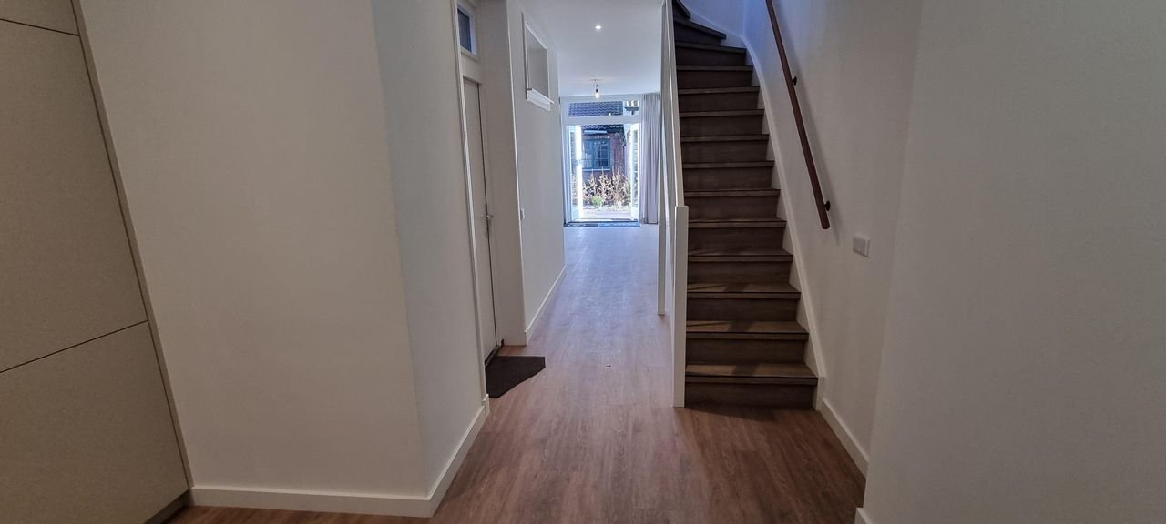 Renovated townhouse with garden in the city center - Image 18