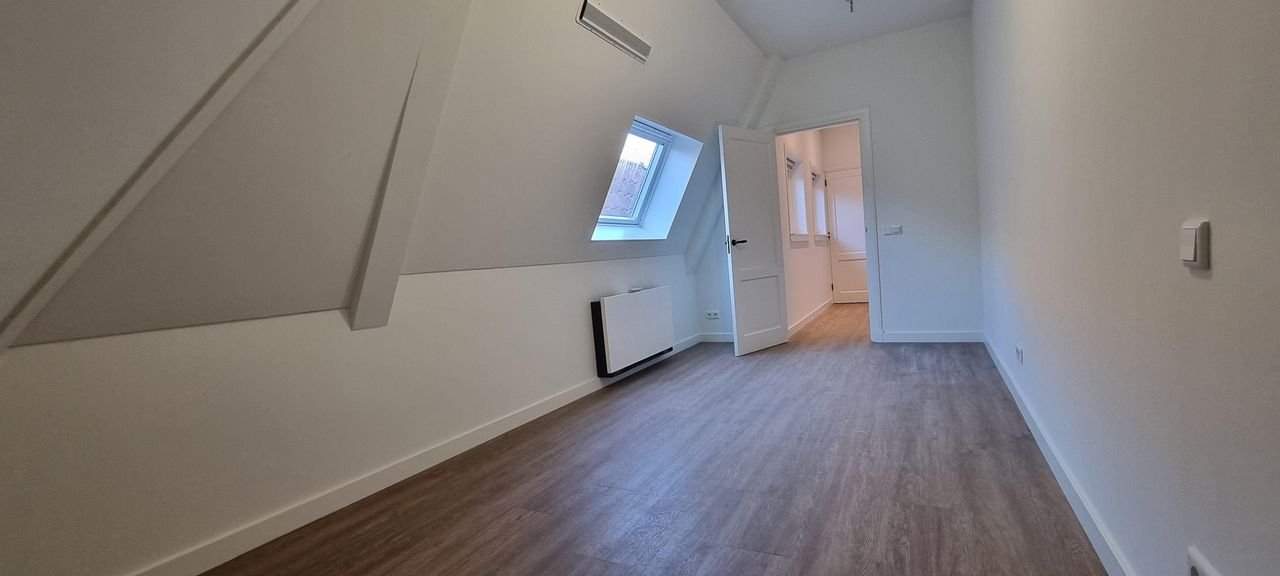 Renovated townhouse with garden in the city center - Image 21