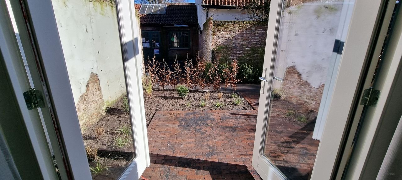 Renovated townhouse with garden in the city center - Image 13