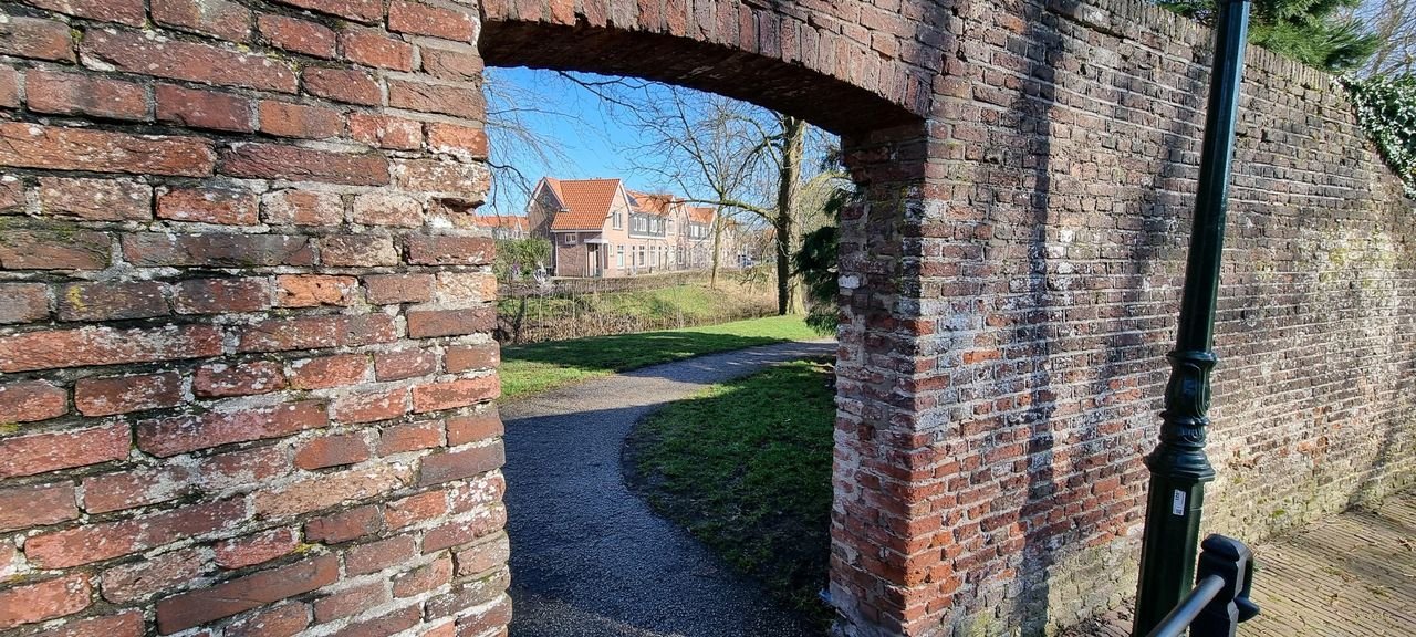 Renovated townhouse with garden in the city center - Image 35