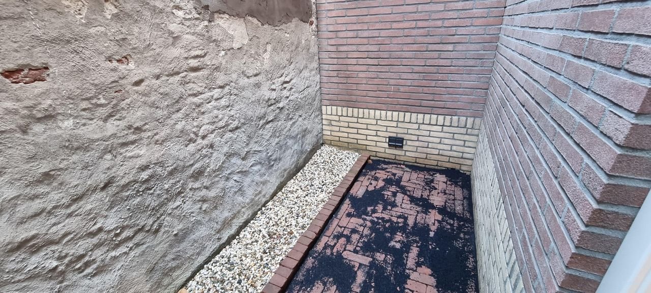 Renovated townhouse with garden in the city center - Image 30