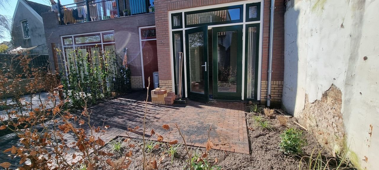 Renovated townhouse with garden in the city center - Image 14