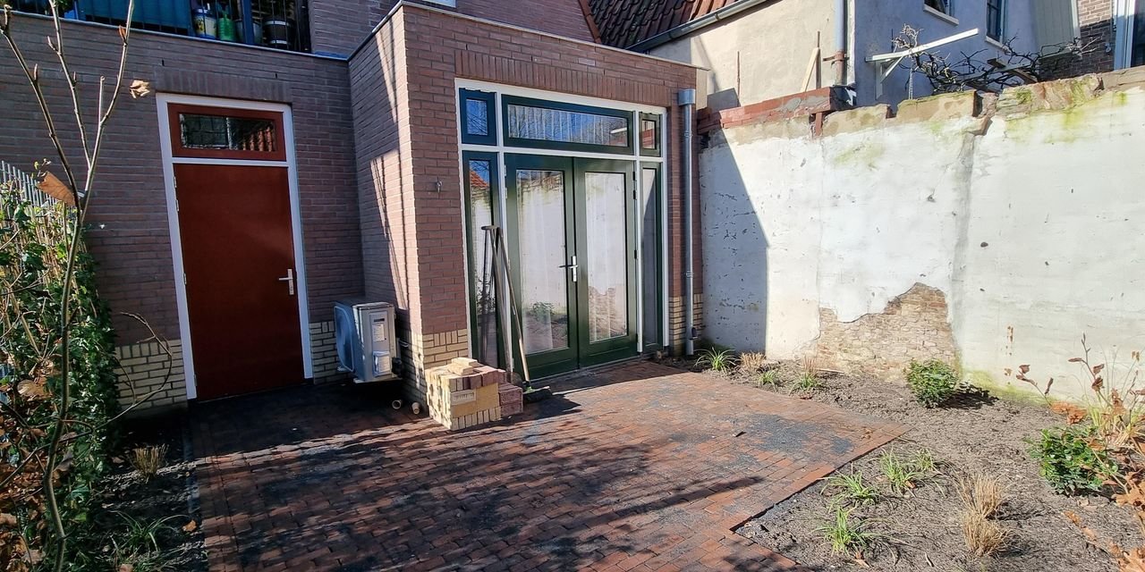 Renovated townhouse with garden in the city center - Image 15