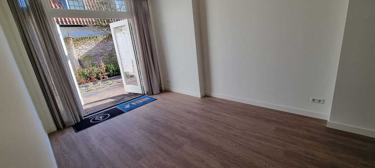 Renovated townhouse with garden in the city center - Image 11