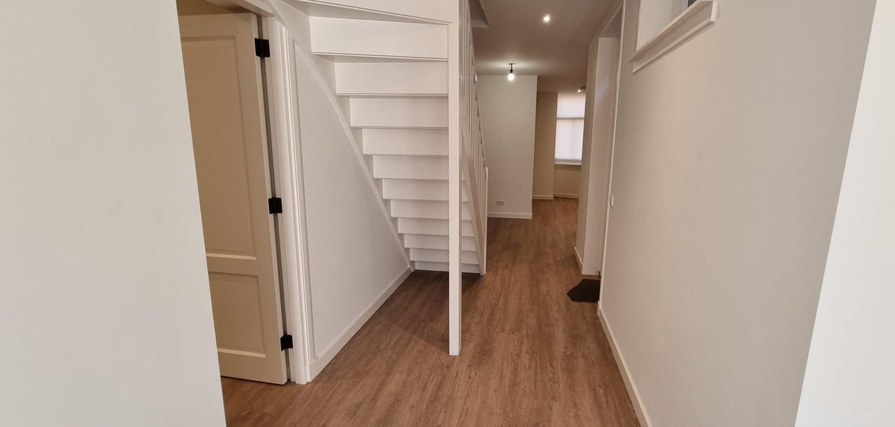 Renovated townhouse with garden in the city center - Image 28