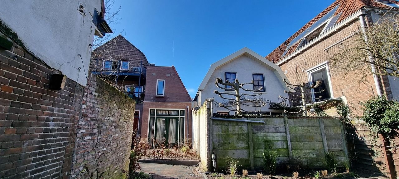 Renovated townhouse with garden in the city center - Image 34