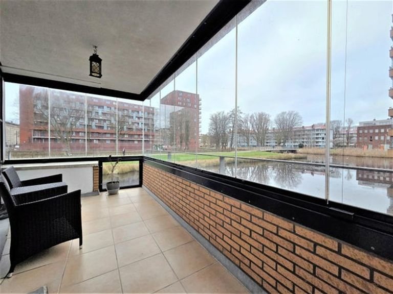 Bright apartment with private parking space - Image 5