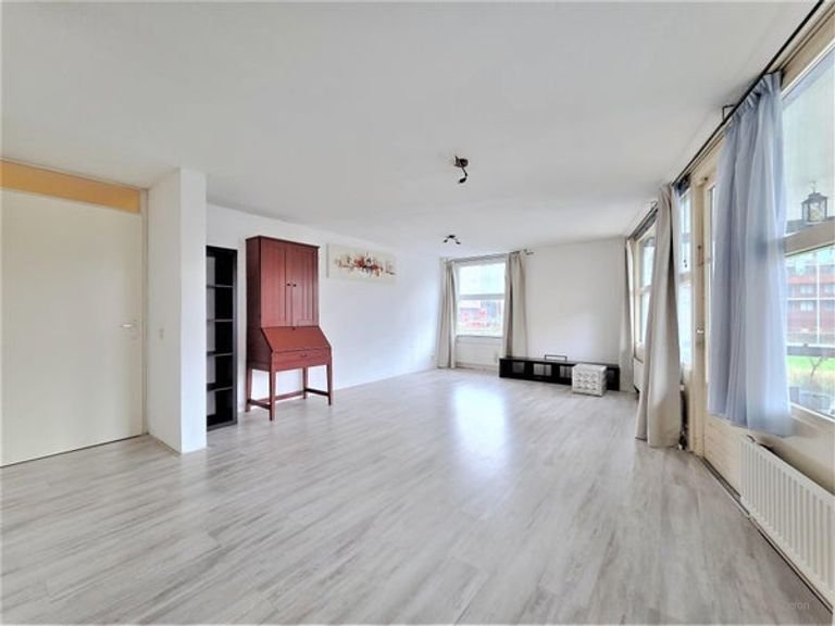 Bright apartment with private parking space - Image 12