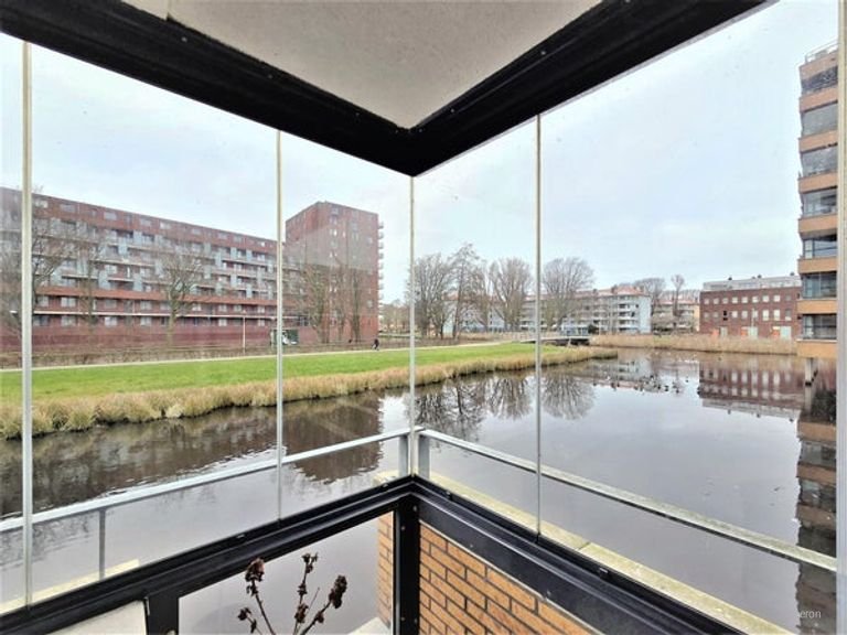 Bright apartment with private parking space - Image 6