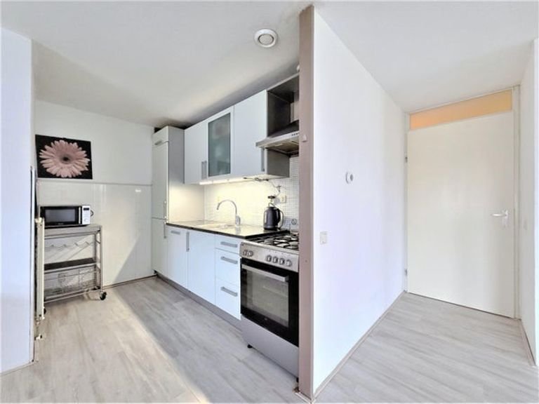 Bright apartment with private parking space - Image 2