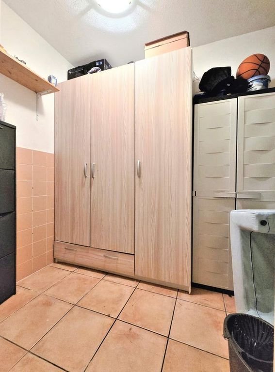 Bright apartment with private parking space - Image 19