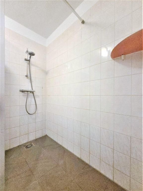 Bright apartment with private parking space - Image 18