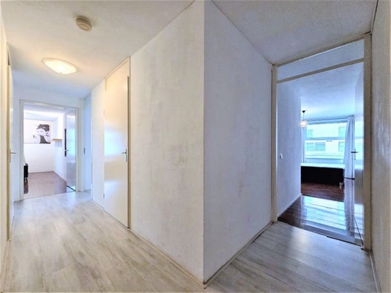 Bright apartment with private parking space - Image 21