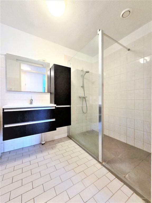 Bright apartment with private parking space - Image 17