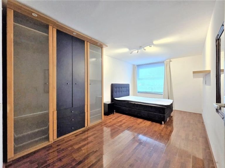 Bright apartment with private parking space - Image 14