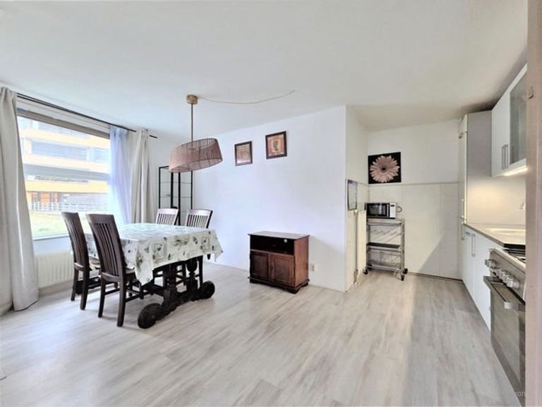 Bright apartment with private parking space - Image 11