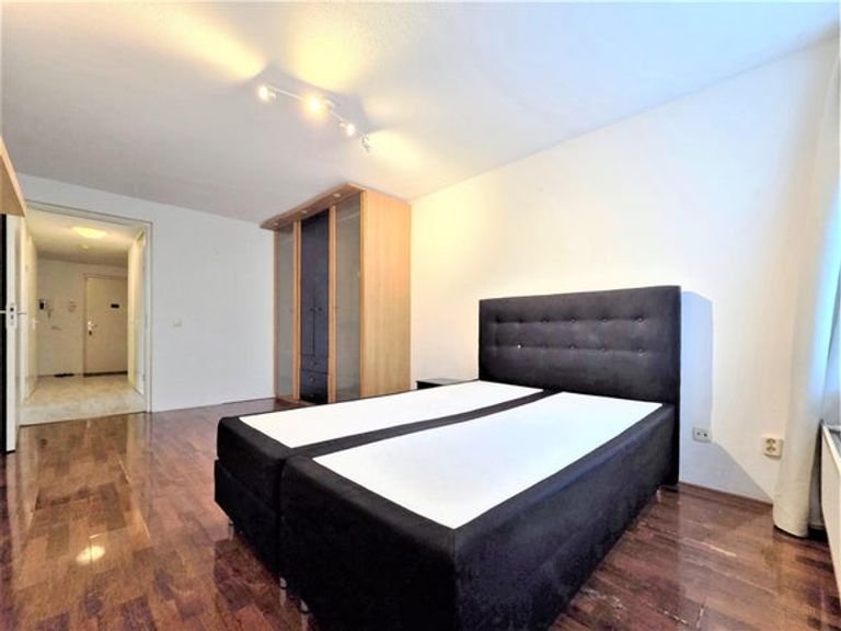 Bright apartment with private parking space - Image 15