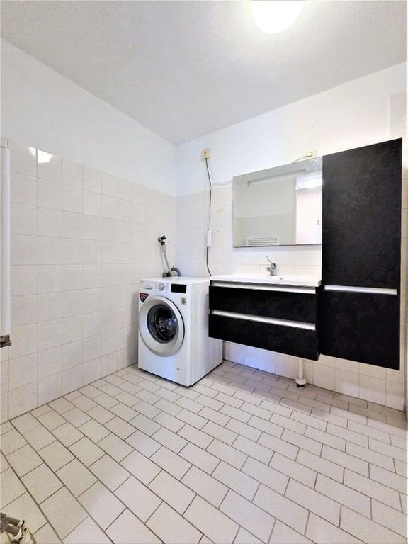 Bright apartment with private parking space - Image 16