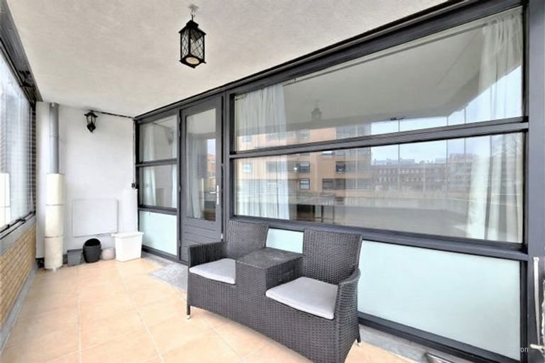 Bright apartment with private parking space - Image 8