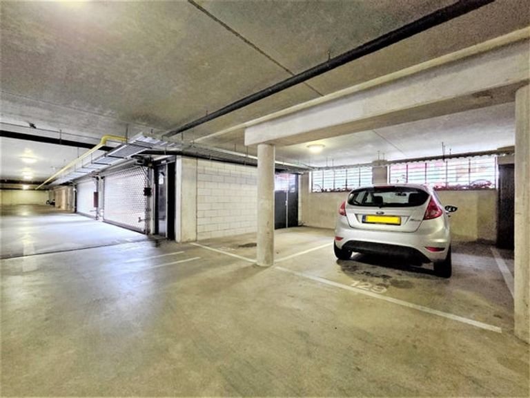 Bright apartment with private parking space - Image 24