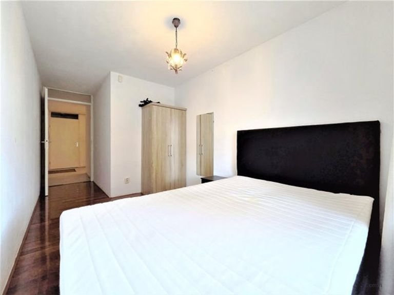 Bright apartment with private parking space - Image 23