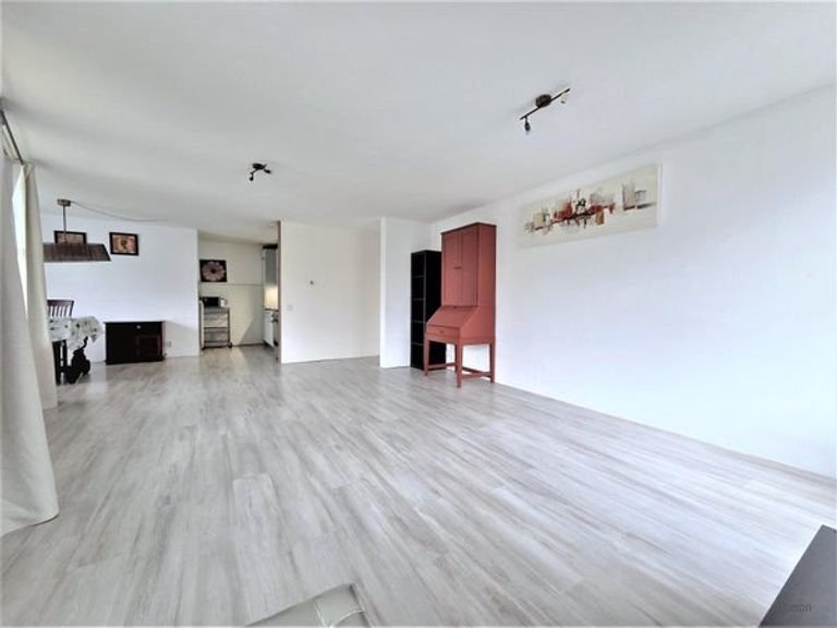 Bright apartment with private parking space - Image 9